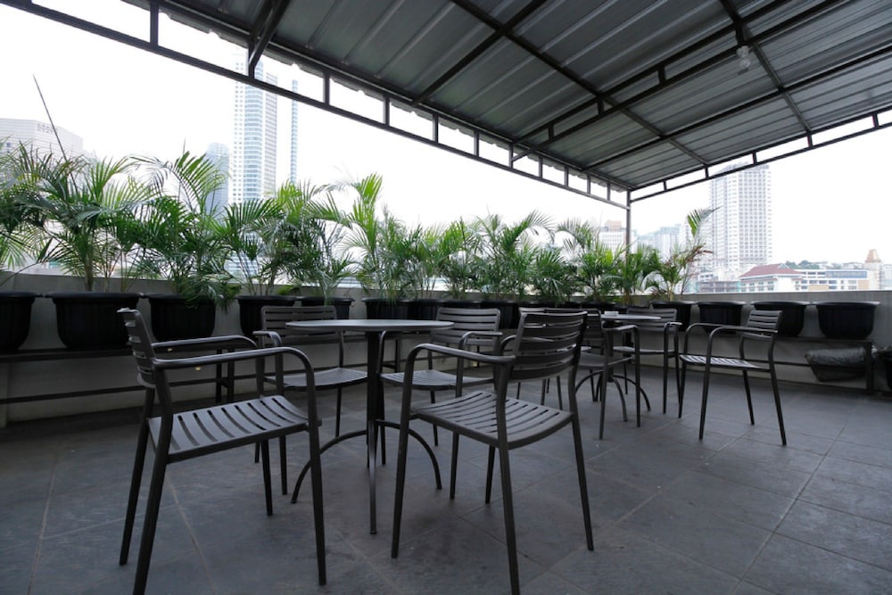 Reddoorz Plus Near Plaza Indonesia 21/26