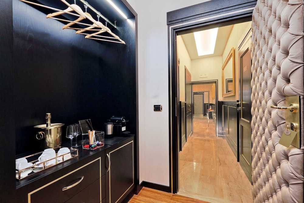 Spanish Diamond Luxury Suites & Jacuzzi 36/39