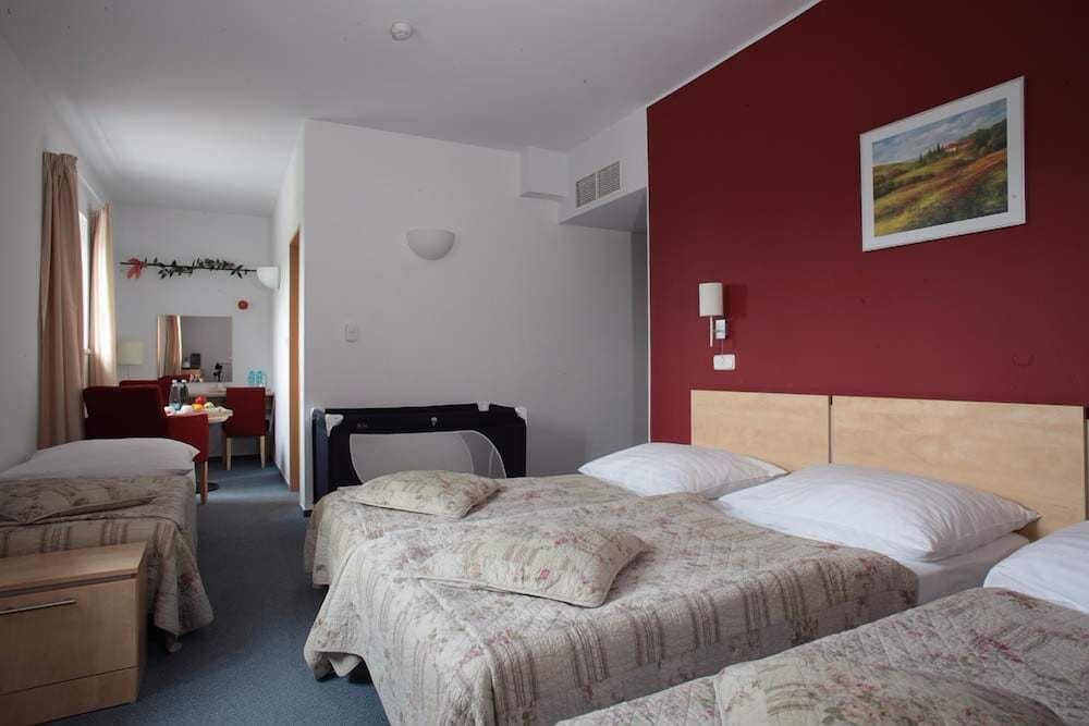 Hotel Chvalska Tvrz 21/68