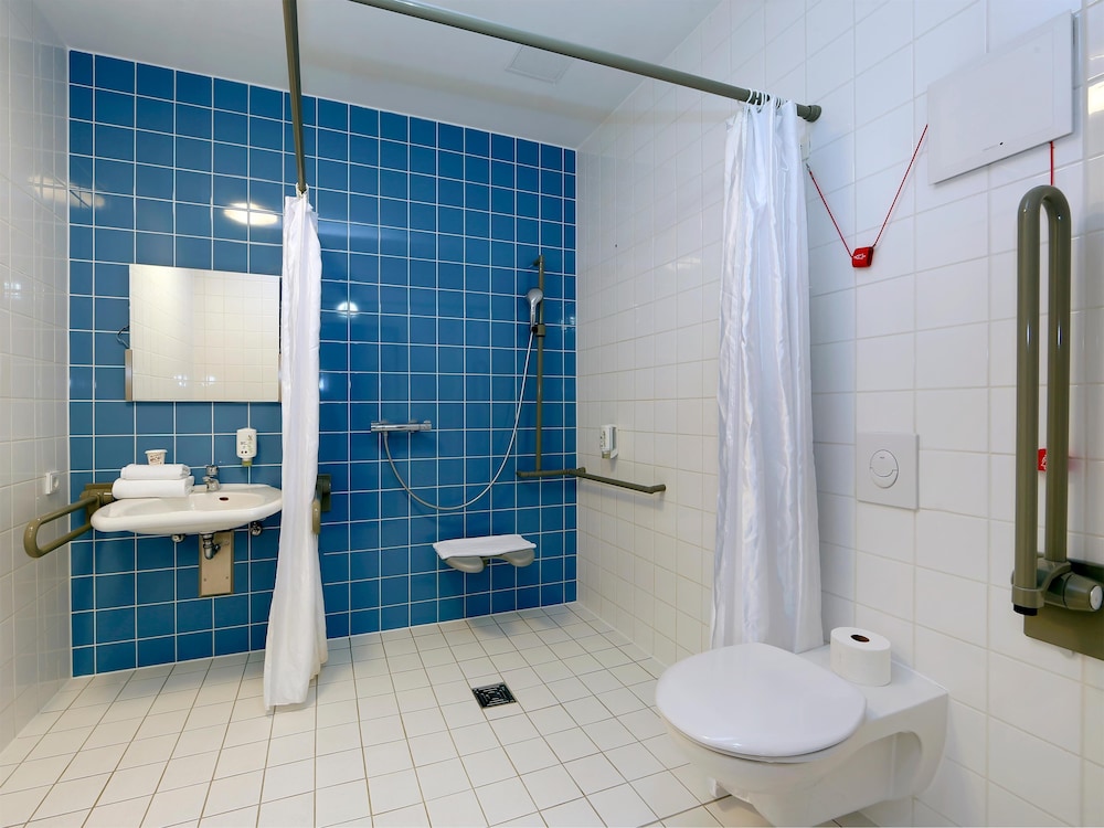 غرفة رباعية بسرير مزدوج وسرير بطابقين، B&B Hotel Berlin-Charlottenburg 3/4