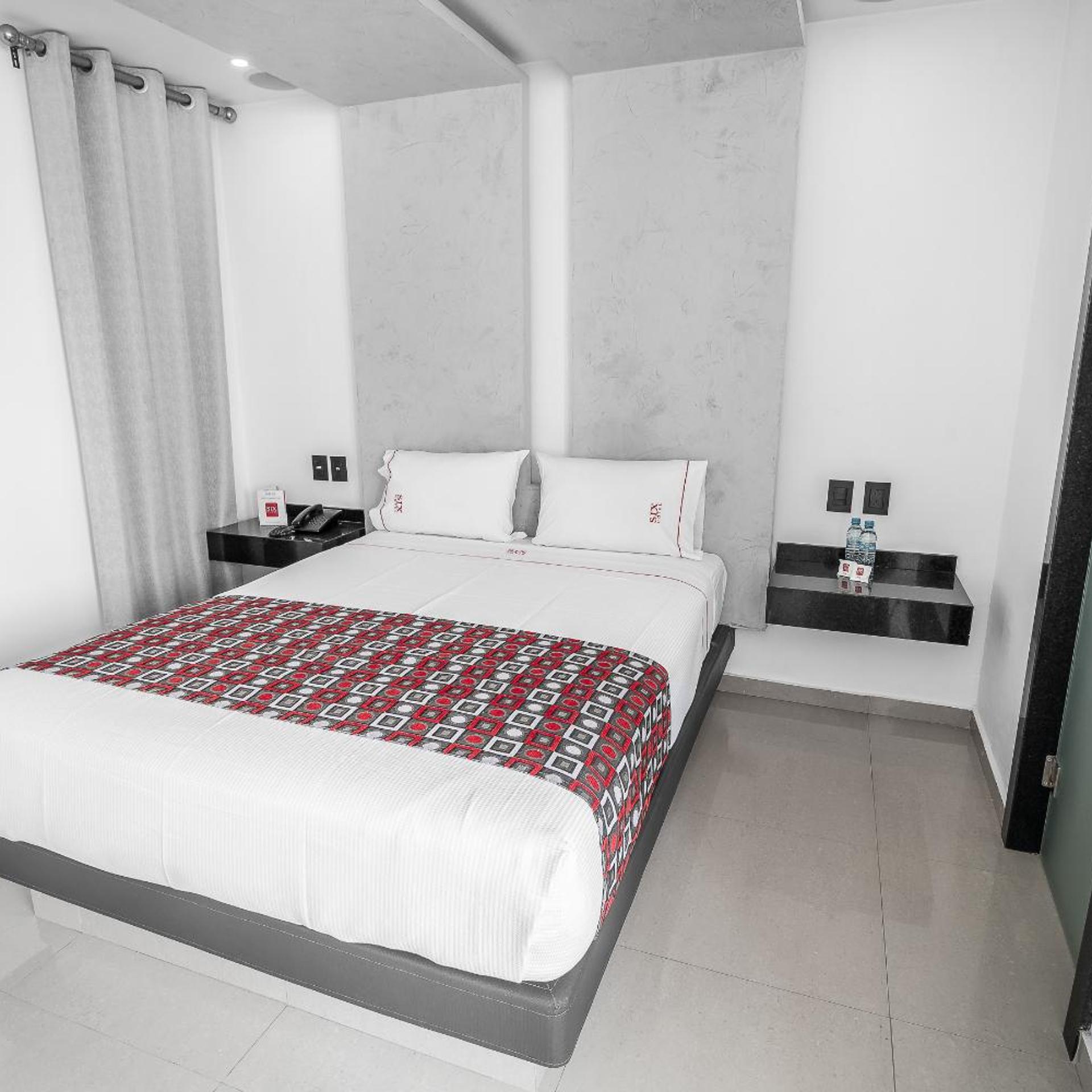 Suite, Hot Tub, Six Hotel 5/10