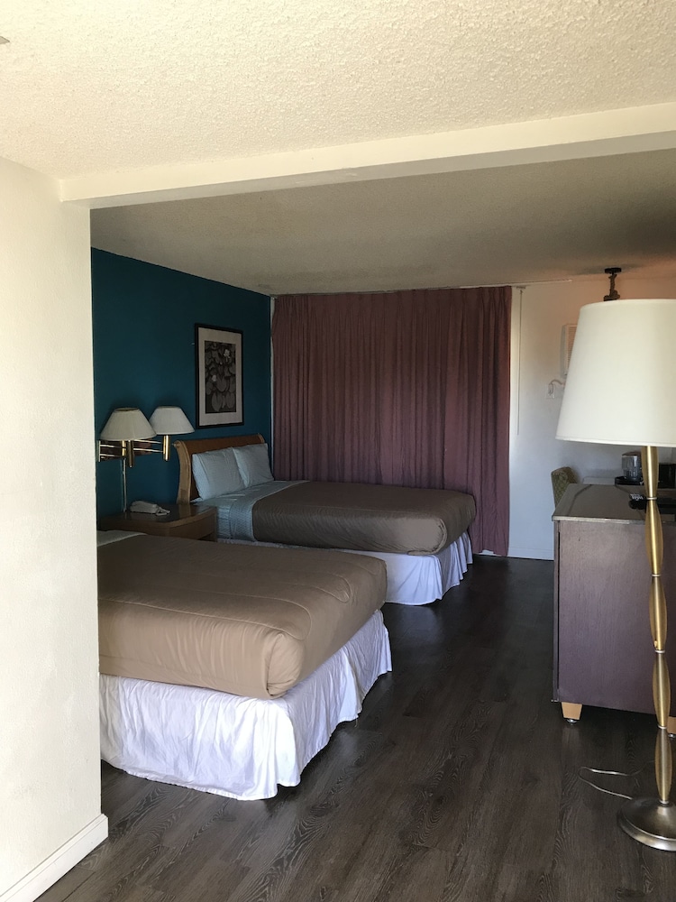 Delos Reyes Palm Springs 28/63