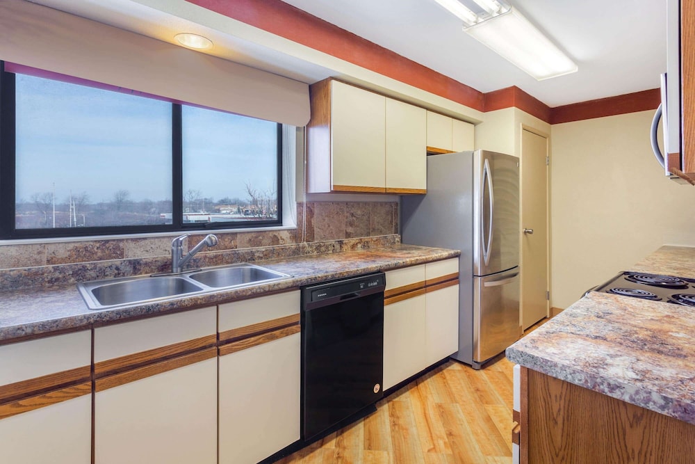 La Quinta Inn & Suites by Wyndham Chicago Tinley Park 37/47