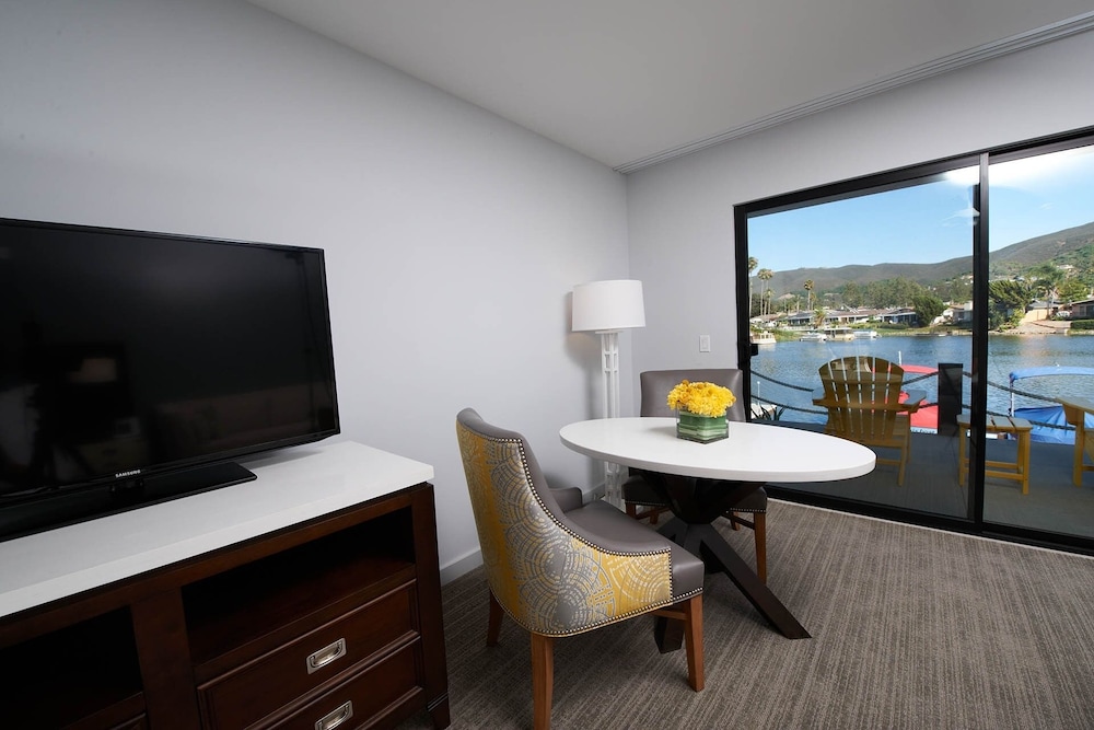 Lakehouse Hotel and Resort 87/100