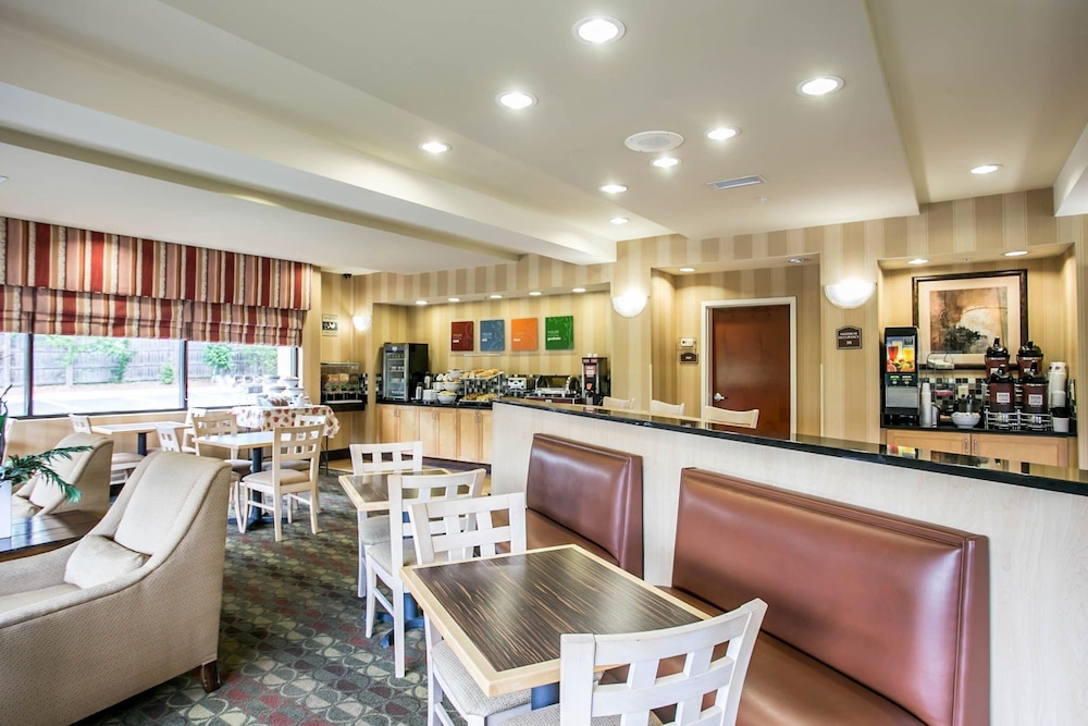 Comfort Suites Columbia Northeast Fort Jackson 44/52