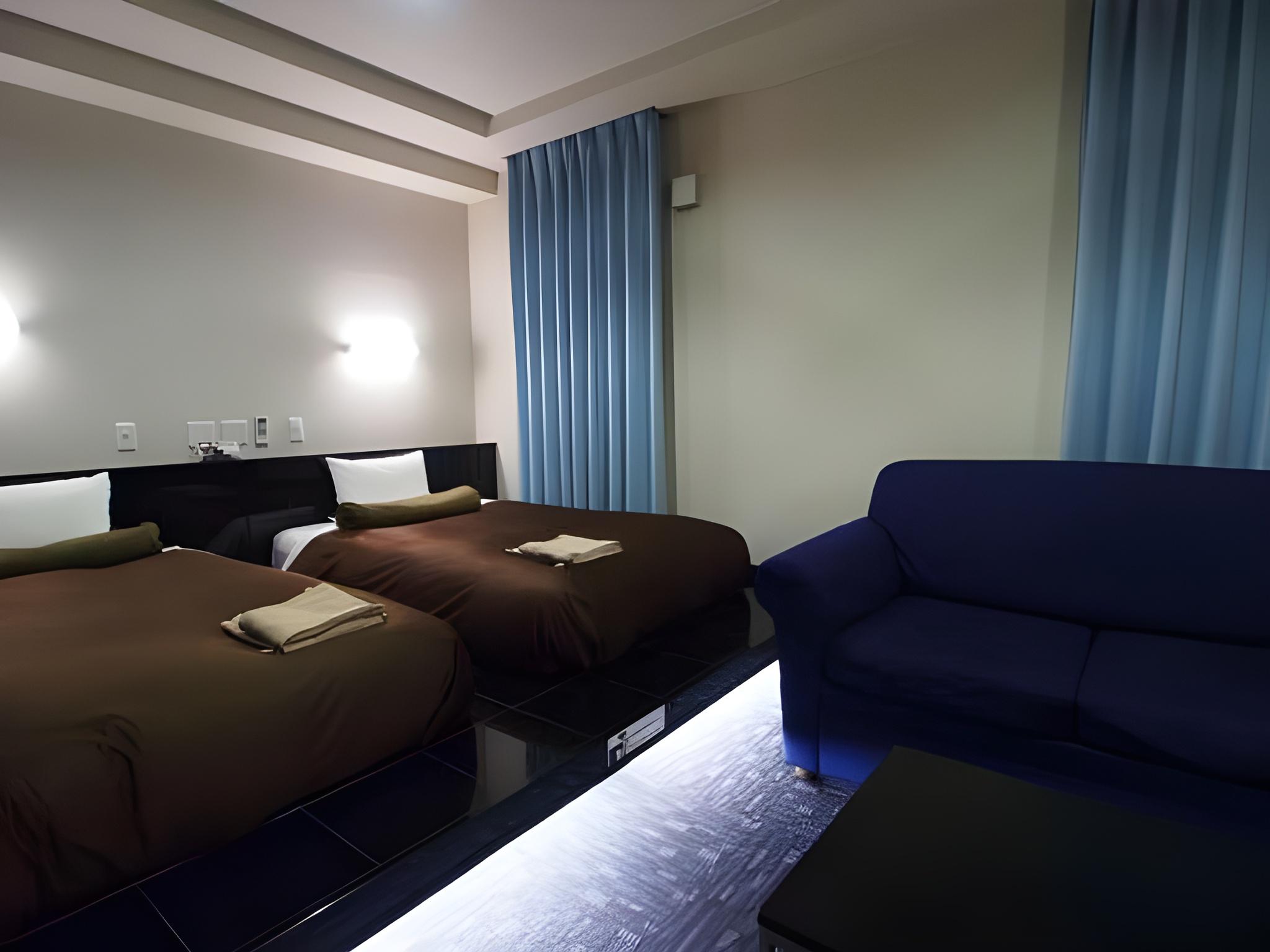 Room, Twin Beds, Bathtub