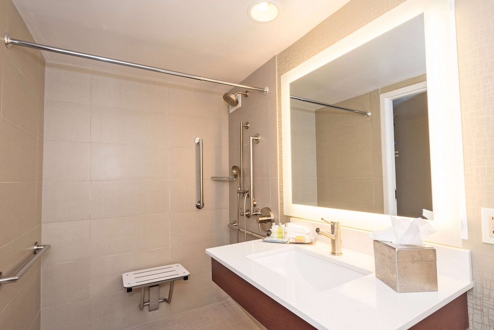 Doubletree Suites by Hilton at The Battery Atlanta 26/81