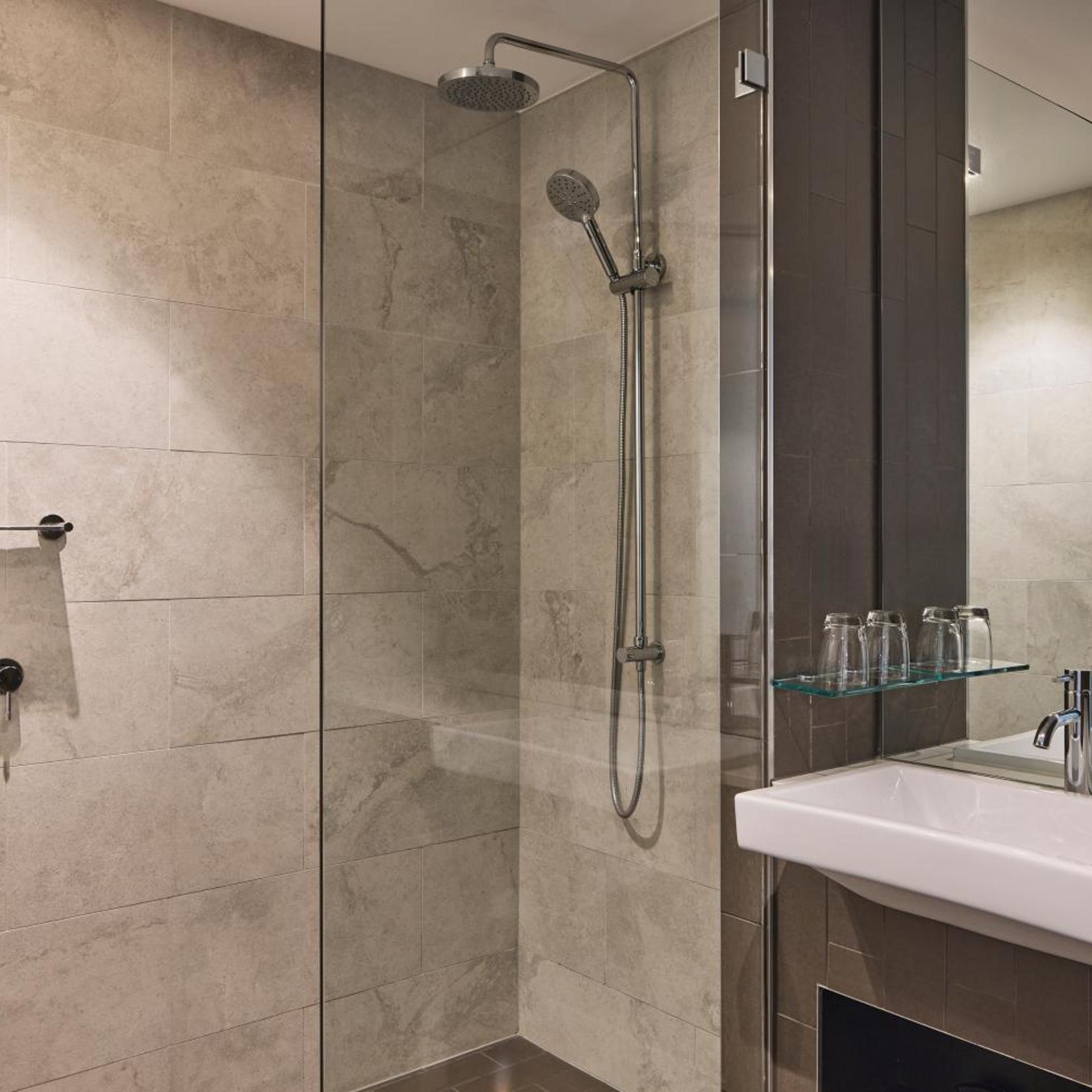 غرفة بسرير كينج بشرفة، Rydges Sydney Airport Hotel 2/2