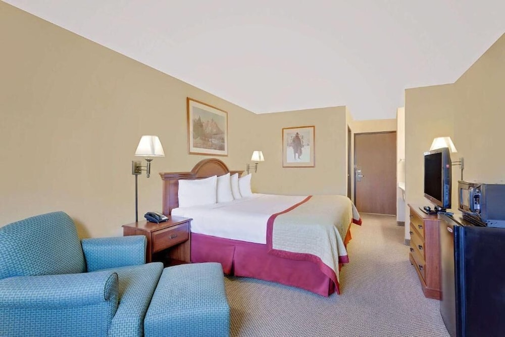 Pinedale Hotel & Suites 32/50