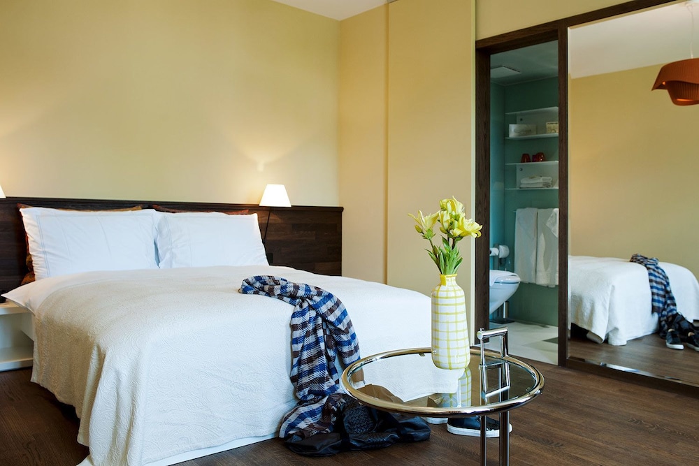DELUXE, TWIN BEDS
