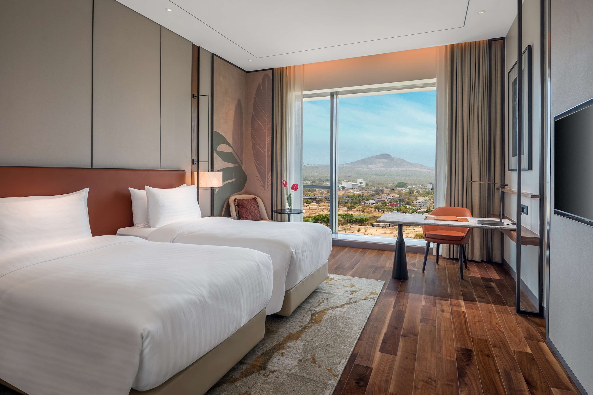 Superior, King Bed, Hill View