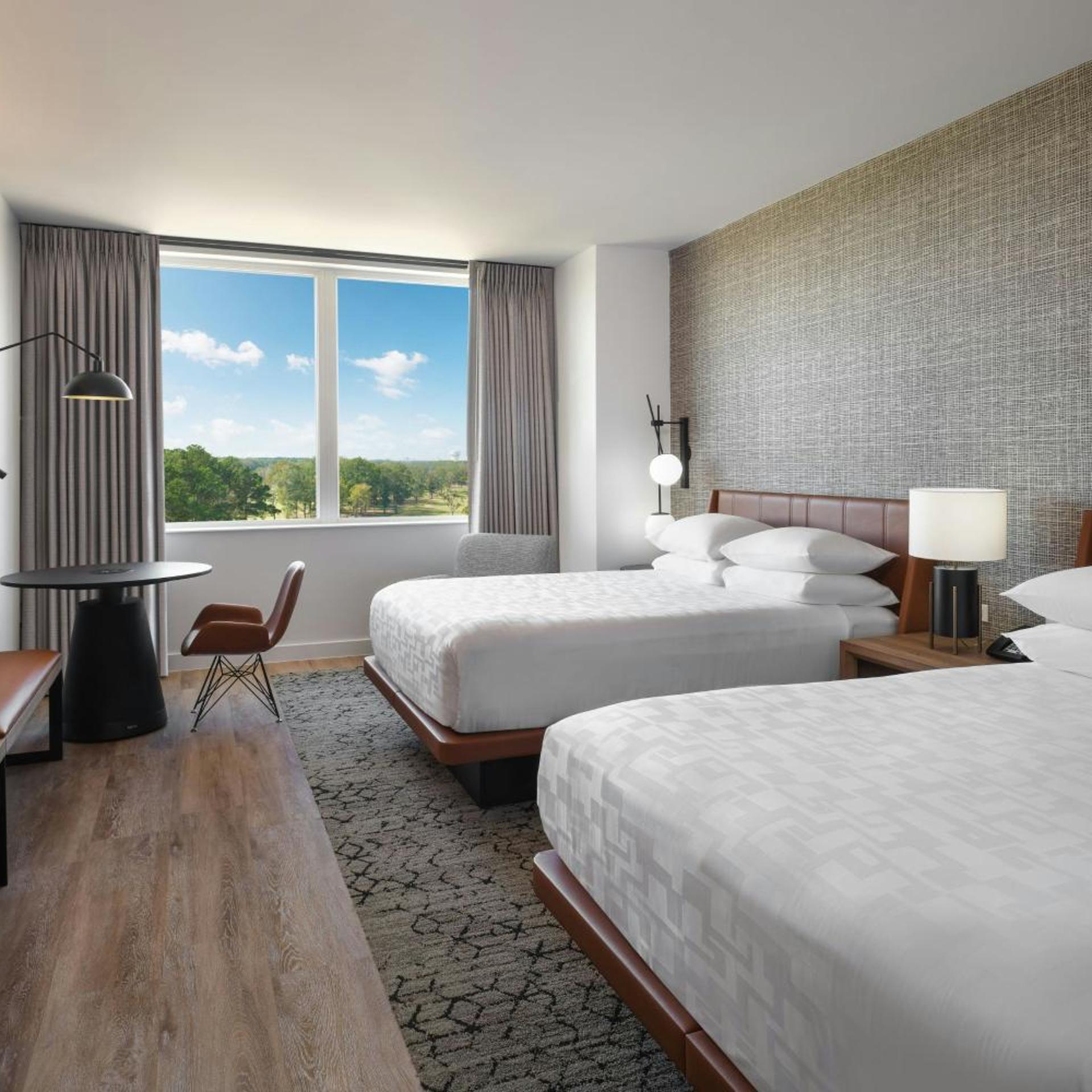 Guest Room, 2 Queen Beds, Golf Course View, Club Lounge Access، Sheraton Flowood The Refuge Hotel & Conference Center 3/8