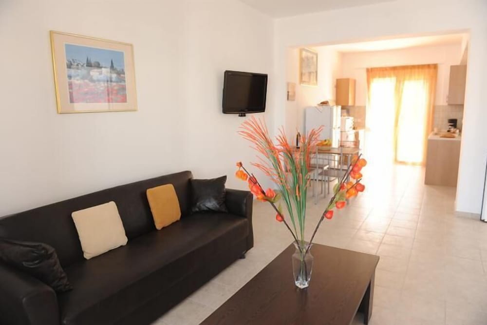 Gennadi Gardens Apartments 7/25