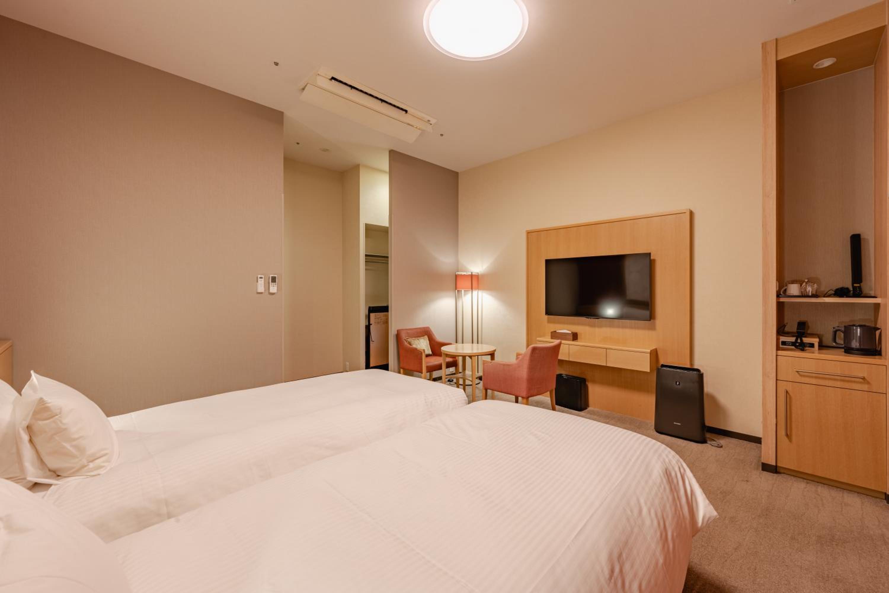 Semi Basement, Grace, Twin Beds, No Window