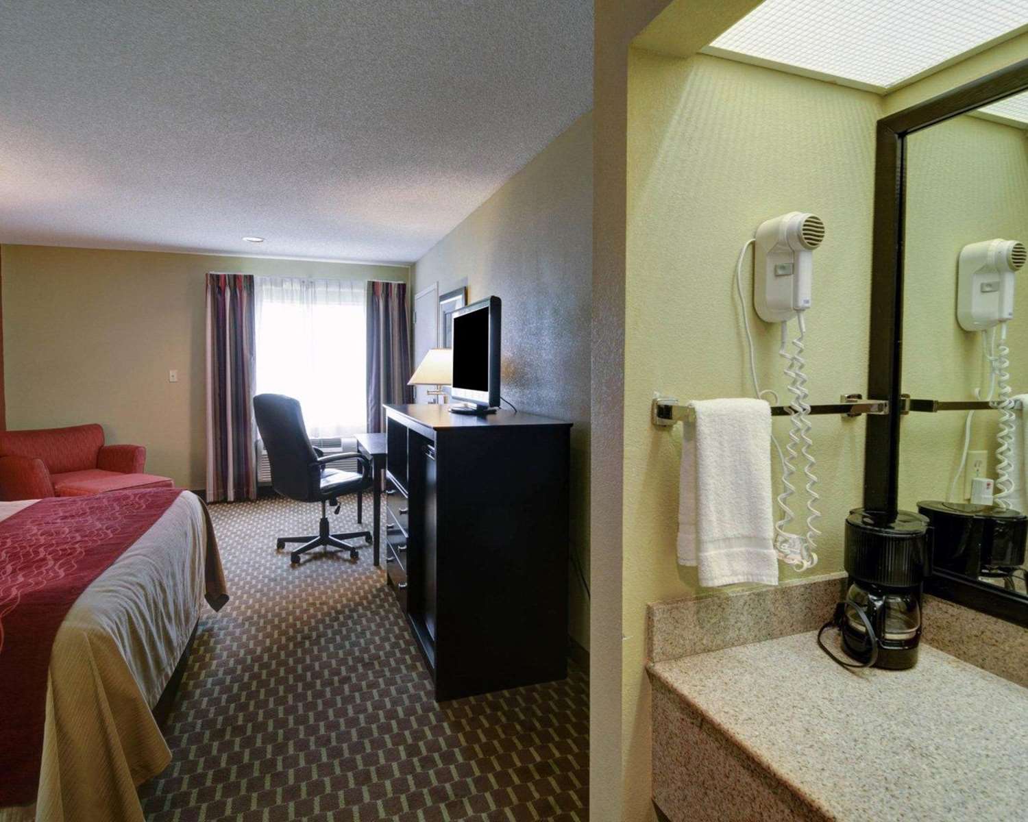 Quality Inn & Suites Pine Bluff, AR 21/23