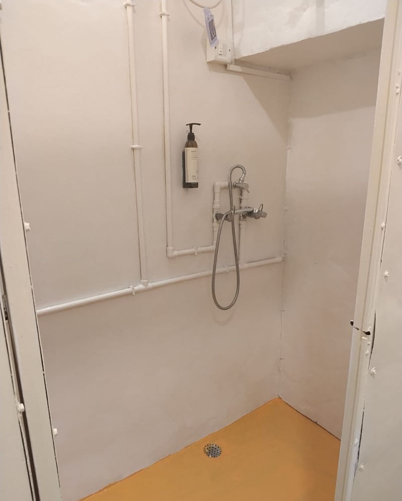 MIXED DORM, 6 BEDS, SHARED BATHROOM