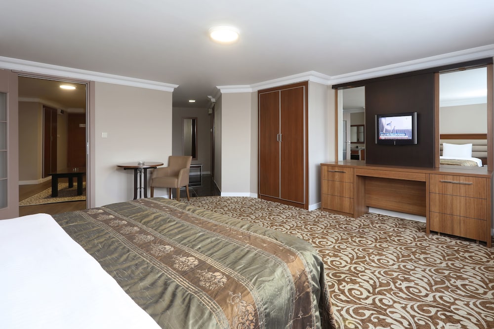 Grand, Suite, 1 Queen and 1 Single Bed, Sofa