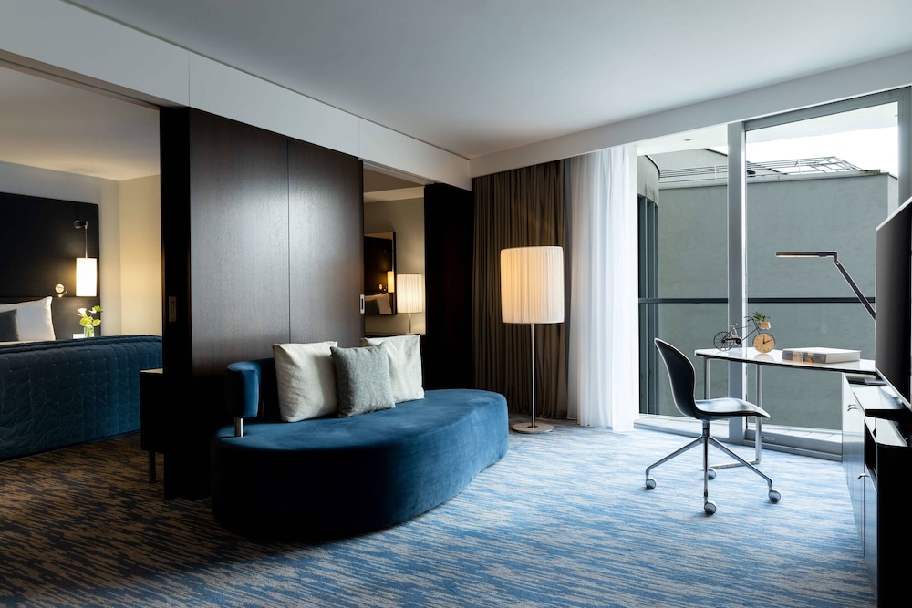 Renaissance Paris Arc de Triomphe Hotel 25/31