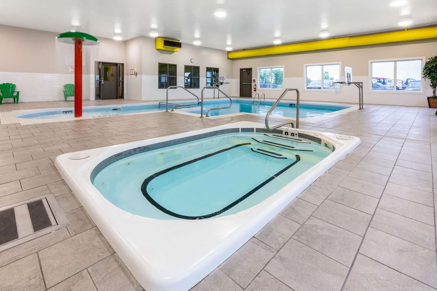 Super 8 by Wyndham Winnipeg East MB 16/31