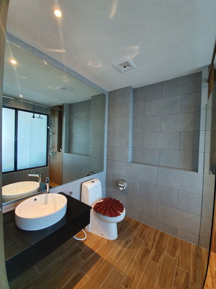 Atom Phuket Hotel -SHA Plus 50/50