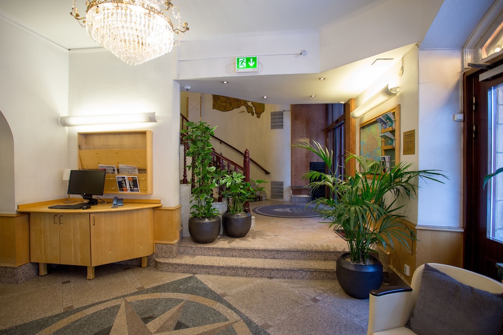 Crystal Plaza Hotel 2/32