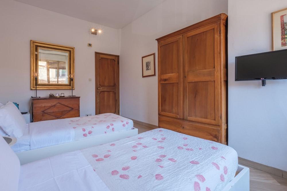 ROOM, TWIN BEDS, EXTERNAL BATHROOM