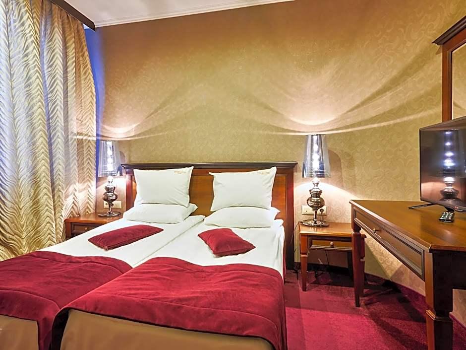 Yantra Grand Hotel 11/57