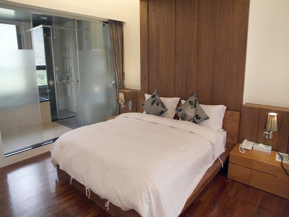 1 BEDROOM, EXCLUSIVE, QUADRUPLE, BATHTUB
