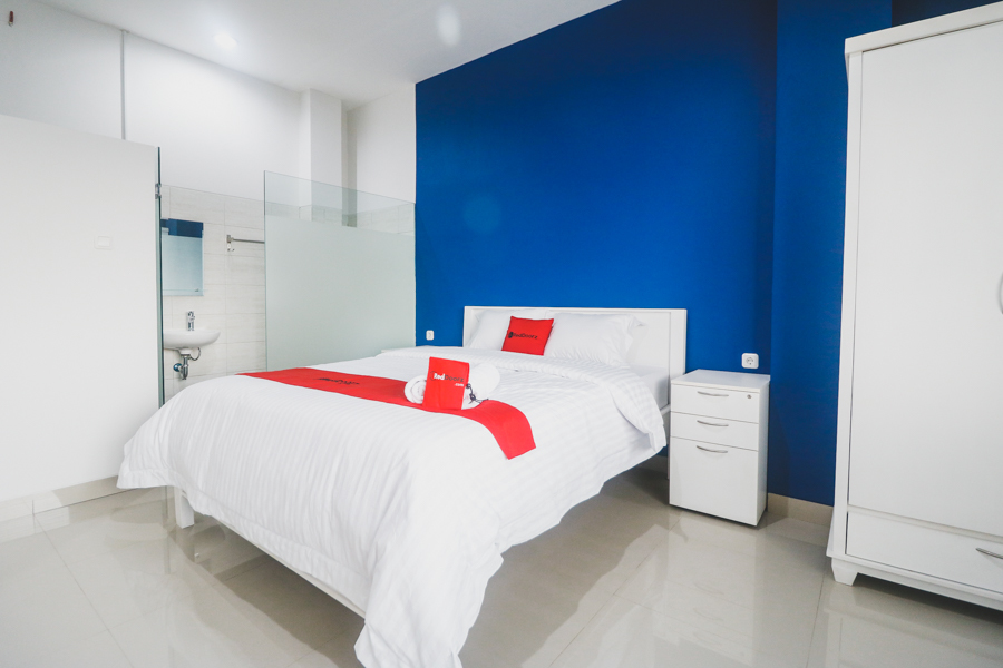 RedDoorz Plus near Living Plaza Jababeka 18/35