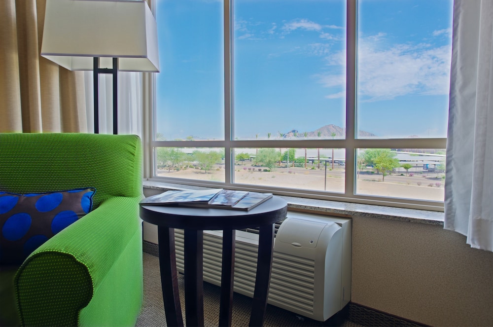 Holiday Inn & Suites Phoenix Airport 63/79