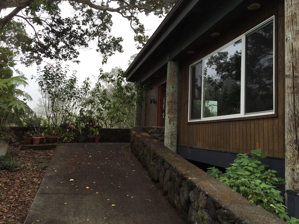 Volcano Acres Ranch Bed and Breakfast 70/75
