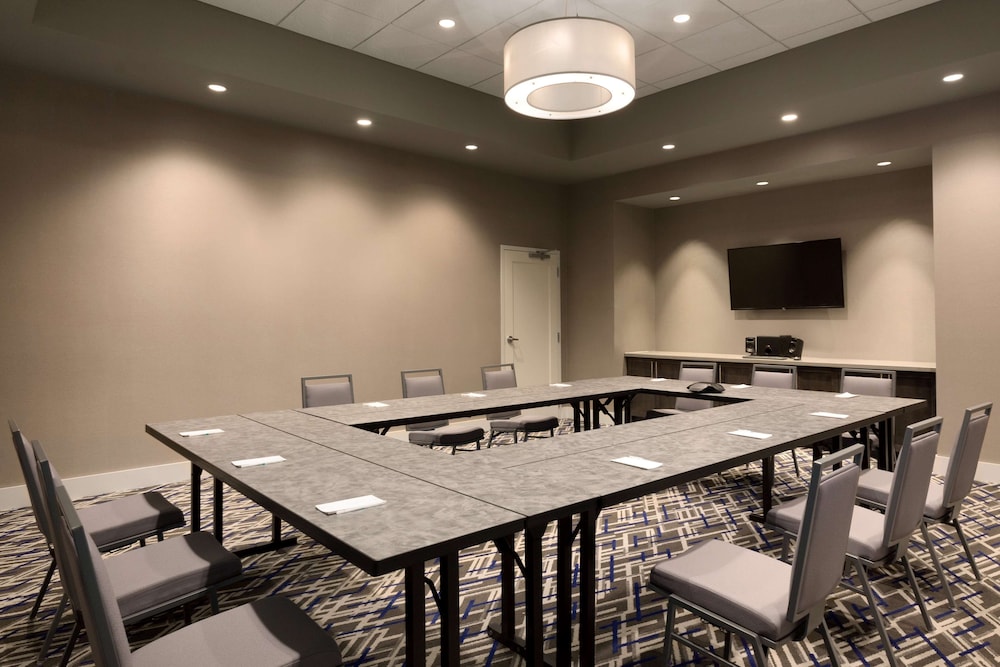 Embassy Suites by Hilton Kansas City Olathe 50/54