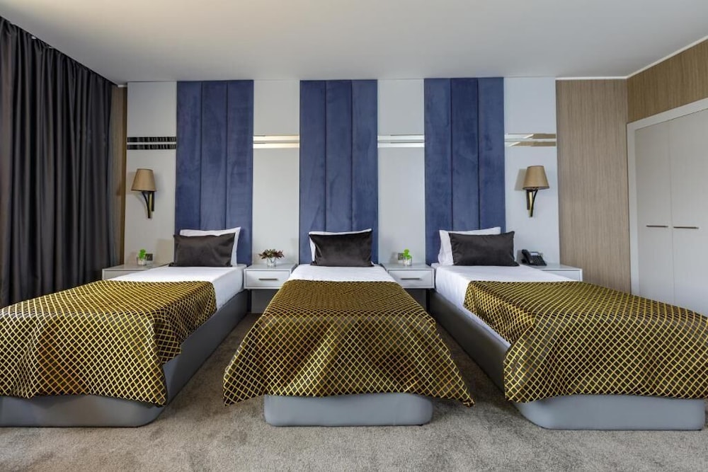 ROOM, TRIPLE