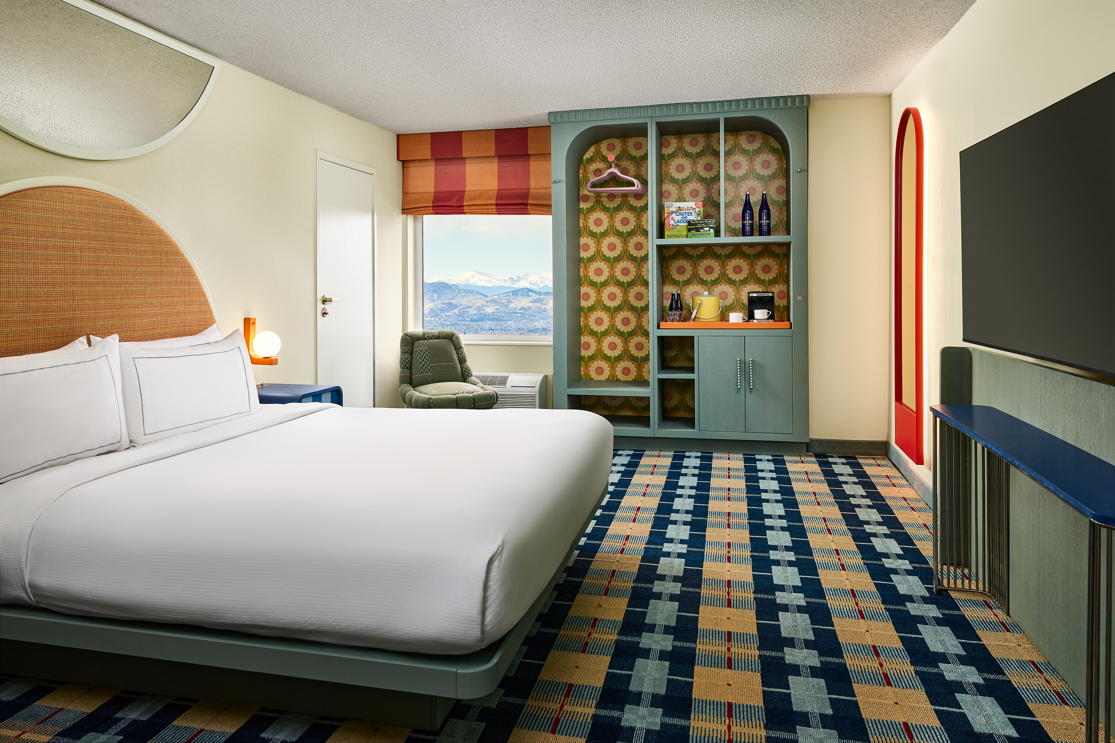 غرفة بسرير كينج بإطلالة على الجبل في طابق مرتفع، The Curtis Denver a DoubleTree by Hilton Hotel 2/6