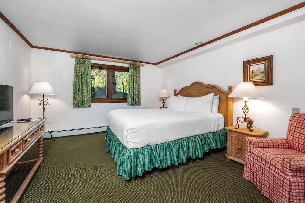Room, Queen Bed, Garden Area