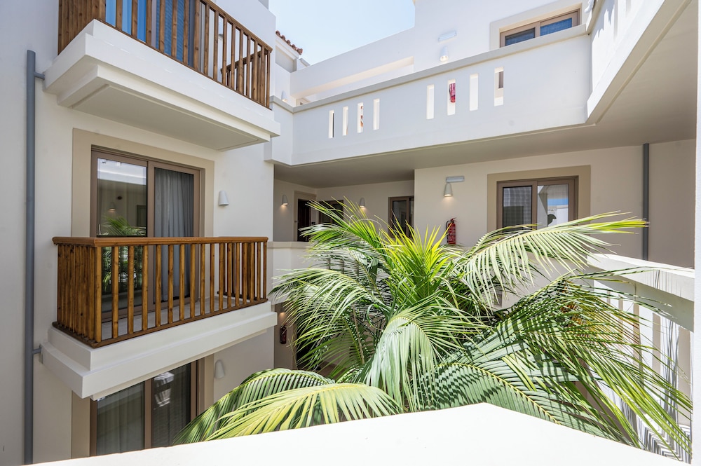 Aegean Houses 10/121