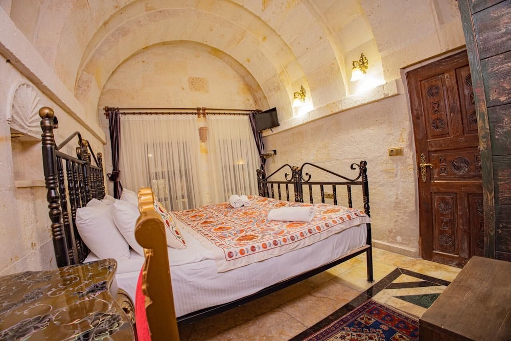 Emerald Arch, King Bed
