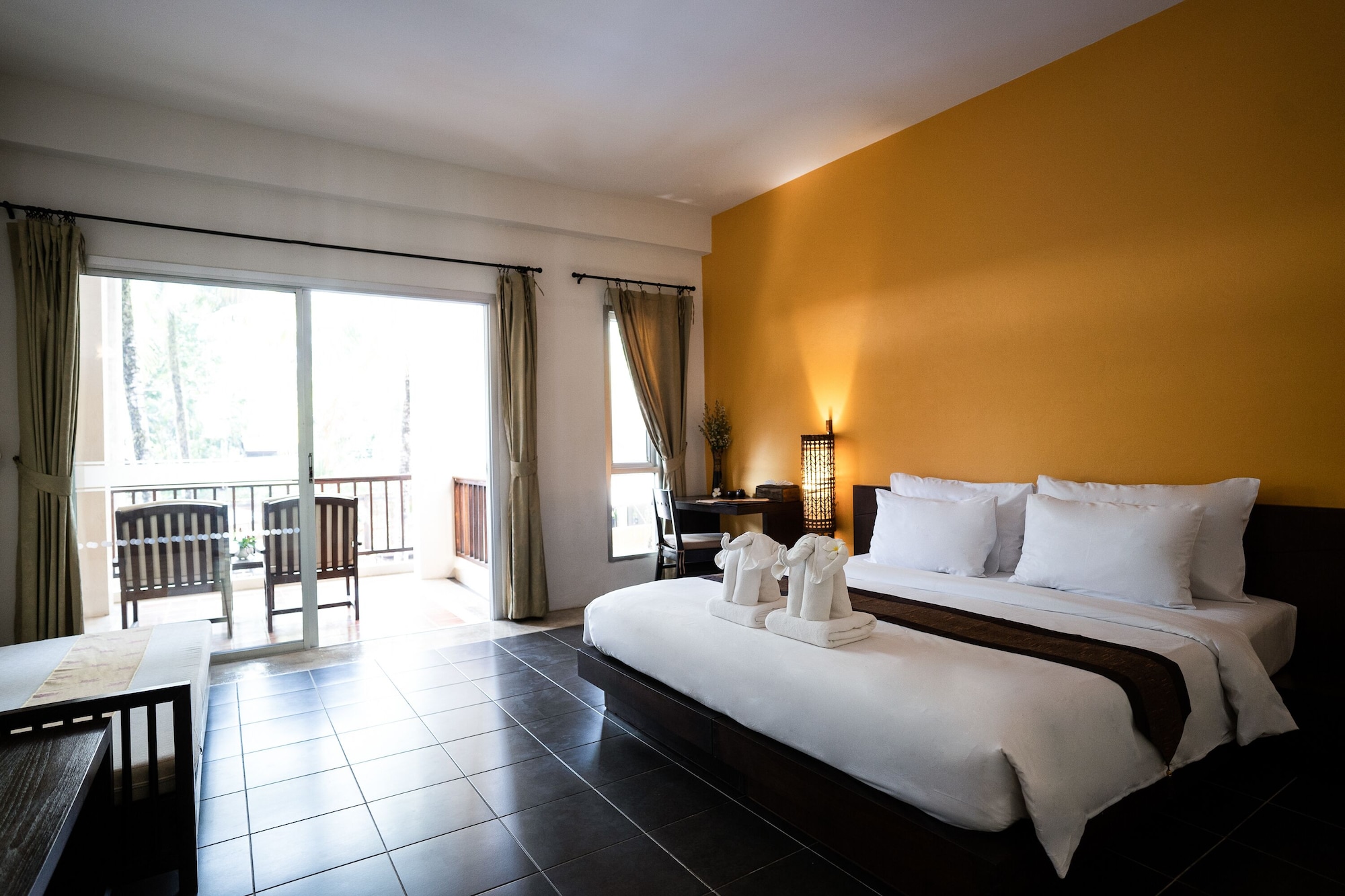 DELUXE, DOUBLE OR TWIN BED