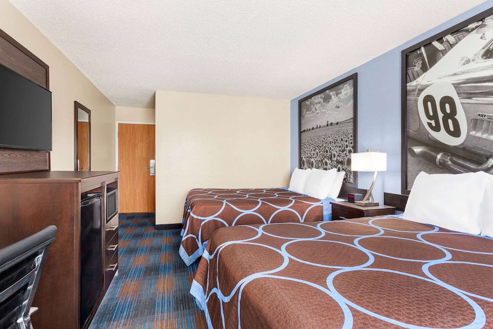 Super 8 by Wyndham Lenexa Overland Park/Mall Area 18/70