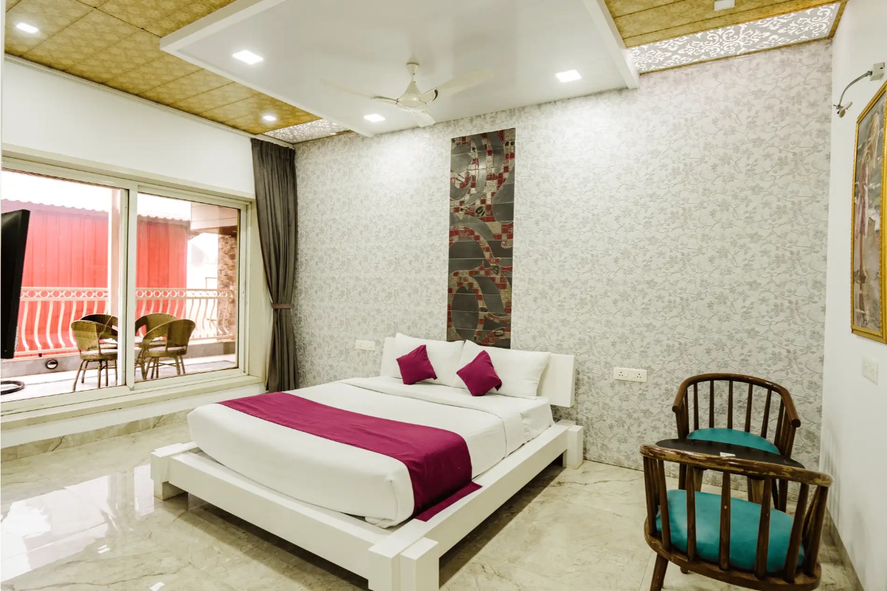 Room at ELIVAAS Moonstone Meadows 9 BHK Retreat With Private Pool, Garden, Gazebo and Jacuzzi, LONAVALA