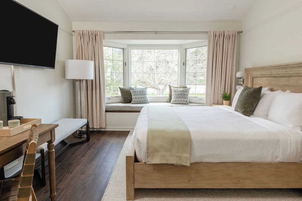 Room, King Bed, East Wing