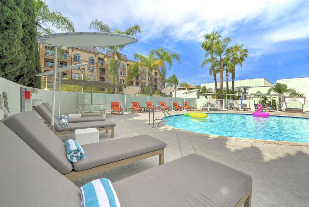 Hilton Irvine/Orange County Airport 7/82