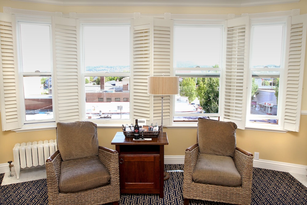 Majestic Inn & Spa 57/80
