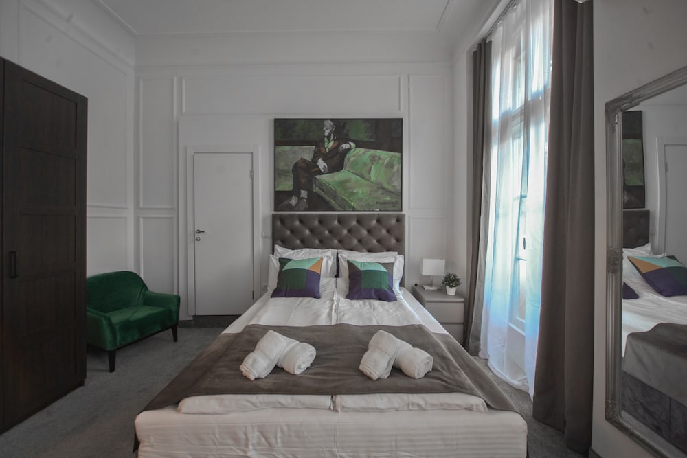 Kings Palace Suites 11/50