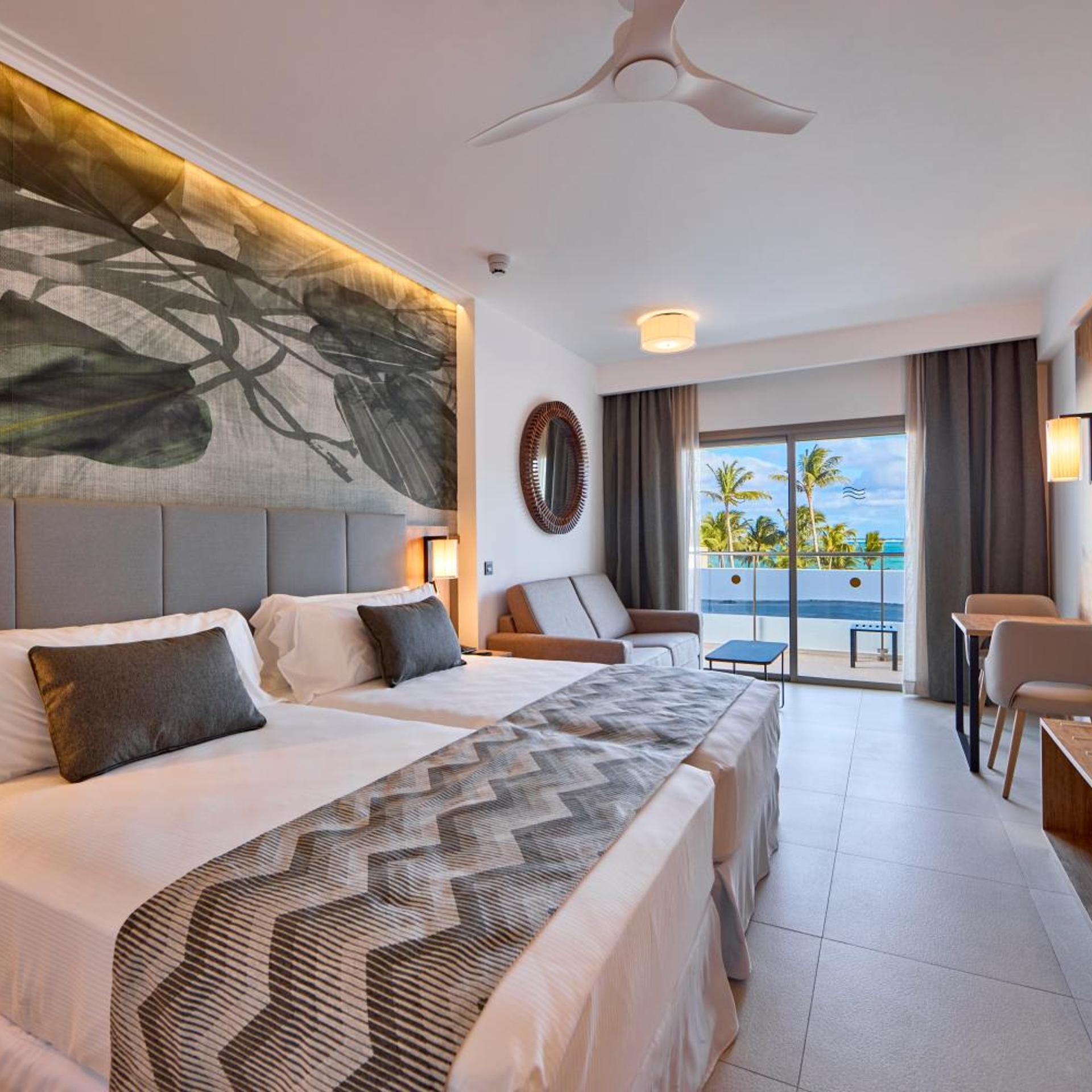Junior Suite Lateral Seaview + Airport transfer