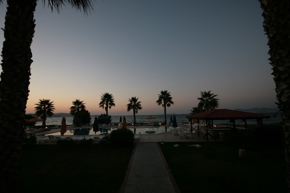Irina Beach Hotel 61/68