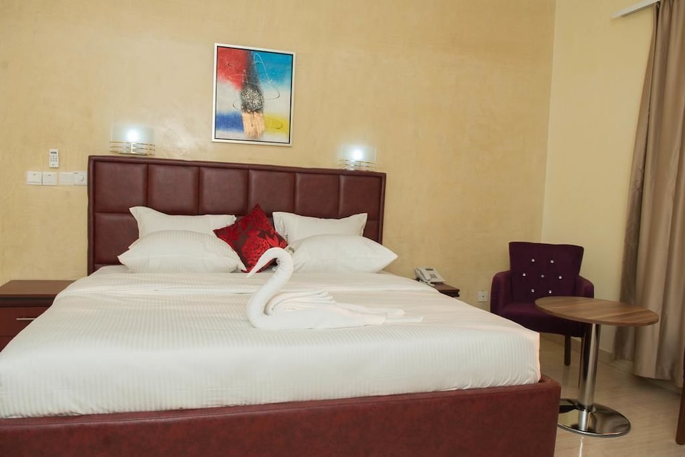 Sefcon Suites And Apartment 8/32