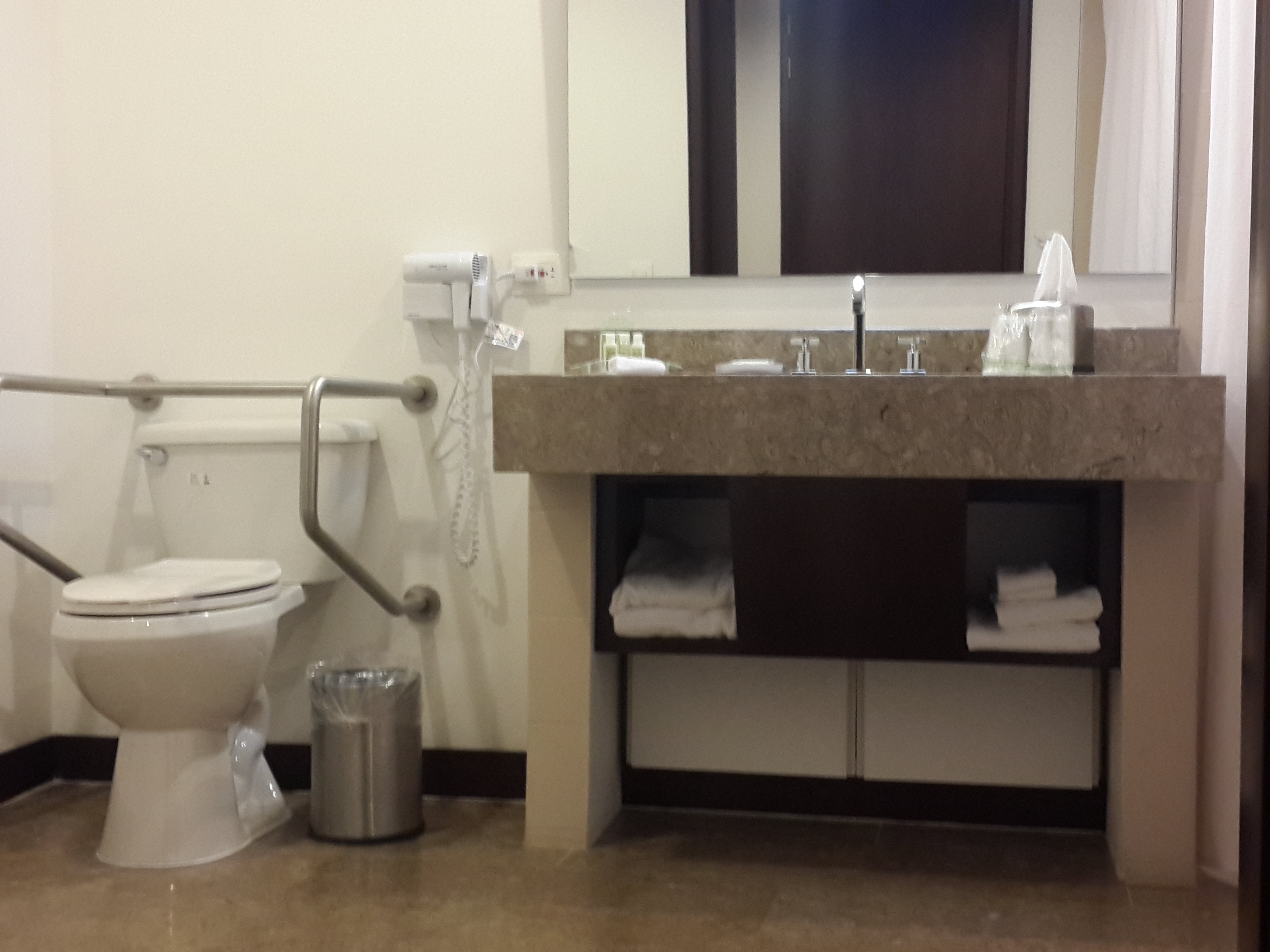 Holiday Inn Bogota Airport 75/75