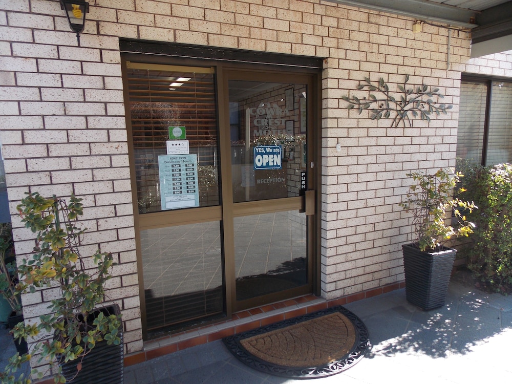 COWRA CREST MOTEL 23/50