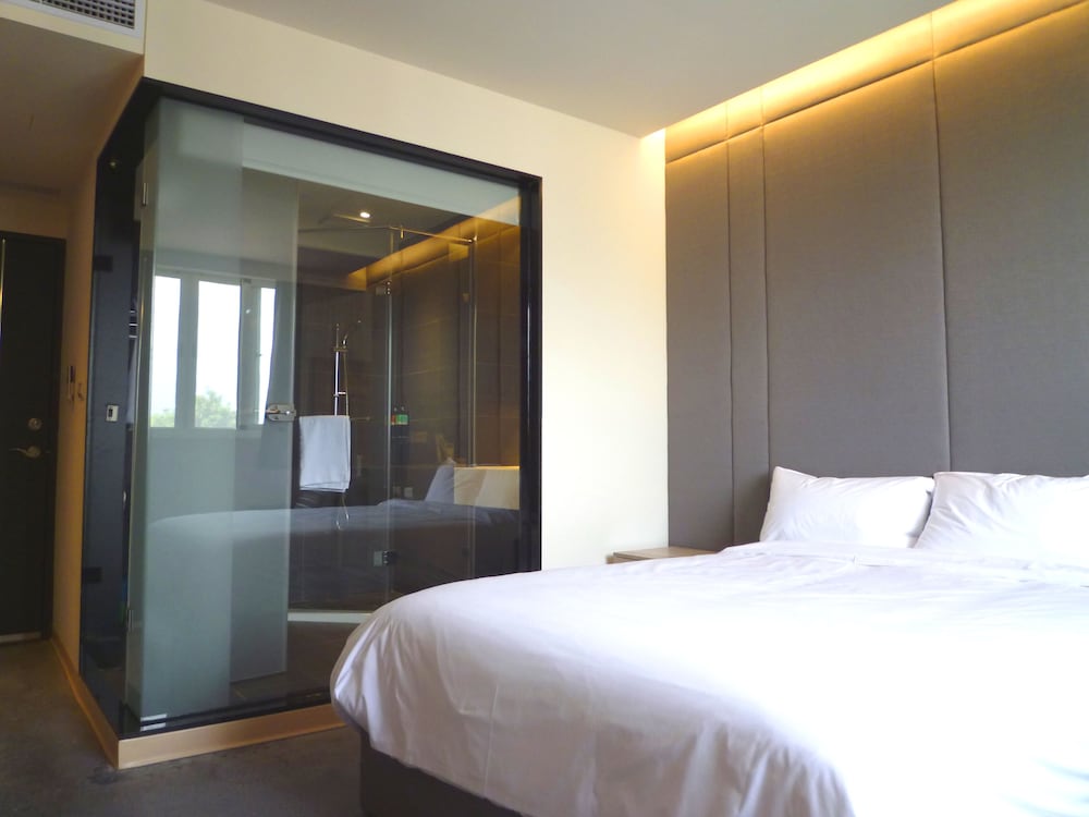 Travel Light Hotel 9/50